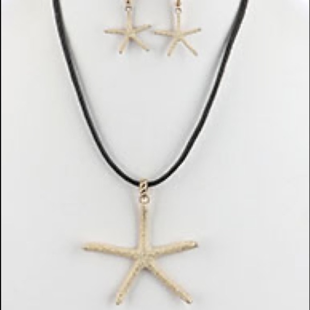 NWT Gold Tone Starfish Necklace Set
